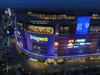 Mall Living World Pekanbaru pada malam hari