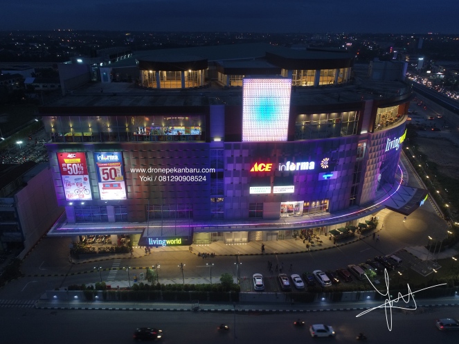 Mall Living World Pekanbaru pada malam hari